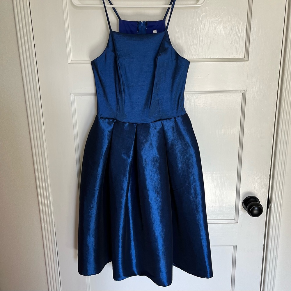 Party dress! Gorgeous on. Adorable stretch taffeta blue cocktail dress size 4-6